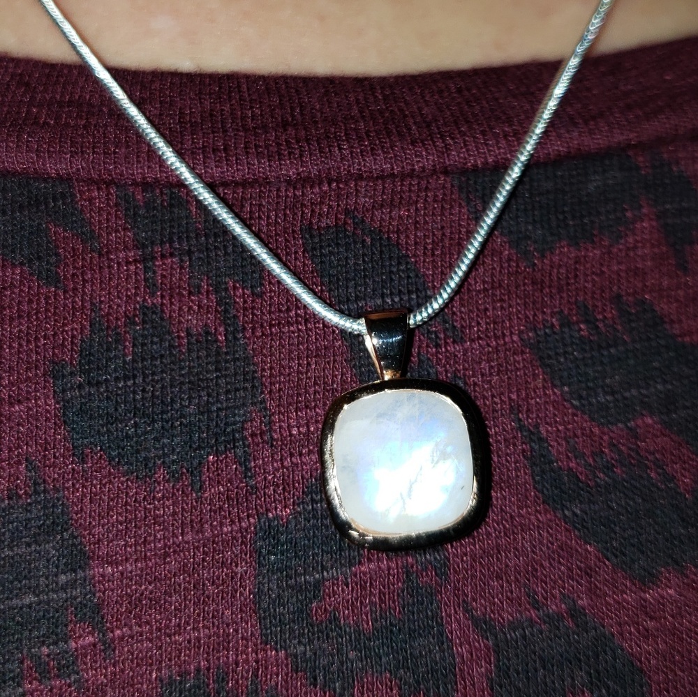4.50ctw Stunning Natural Moonstone Pendant - Picture 3 of 8